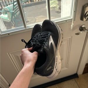 Women’s Brooks ghost running sneakers. Size 8.